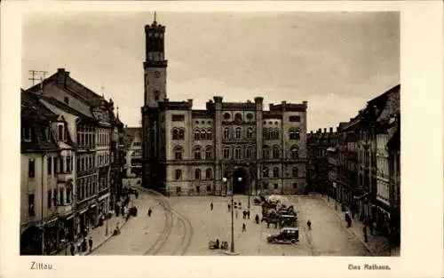 Ak Zittau in Sachsen, Das Rathaus, Platz mit Fahrzeugen, Menschen,  Architektur