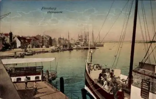 Ak Flensburg in Schleswig Holstein, Hafenansicht, Segelschiffe,  Gebäude, Wasserstraße