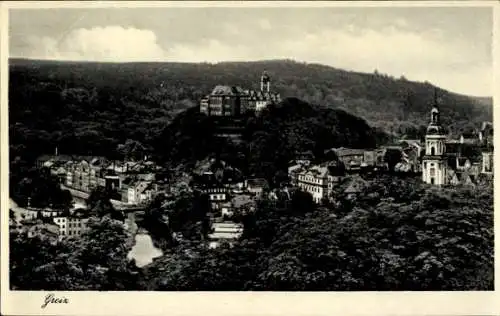 Ak Greiz im Vogtland Thüringen, Schloss auf Höhe, Fluss, Häuser, bewaldeter Hügel, schwarz-weiß
