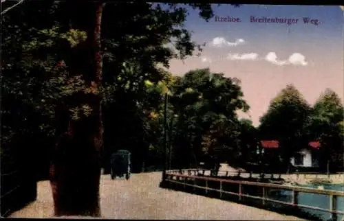 Ak Itzehoe in Holstein,  Straße, Bäume, Gebäude, Wasser, Auto