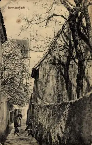 Ak Mühlbach im Pustertal Rio di Pusteria Südtirol, Schmale Gasse, blühende Bäume, Personen in n K