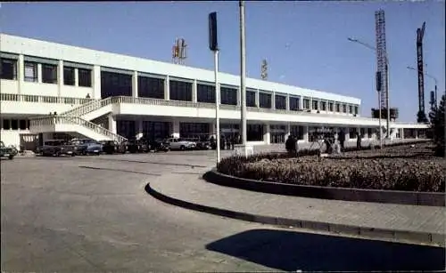 Ak Beijing Peking China, Beijing Capital Airport, moderne Architektur, Fahrzeuge, Menschen