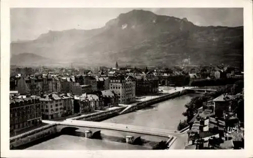 Ak Grenoble Isère, Stadtansicht, Fluss, Brücke, Berge im Hintergrund