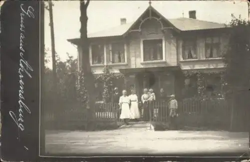 Foto Ak Ahrensburg in Holstein, Blick auf Stadthaus mit Familie