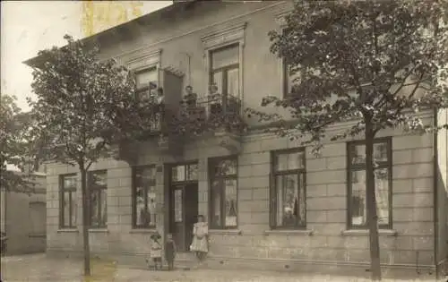 Foto Ak Ahrensburg in Holstein, Stadthaus mit Familie