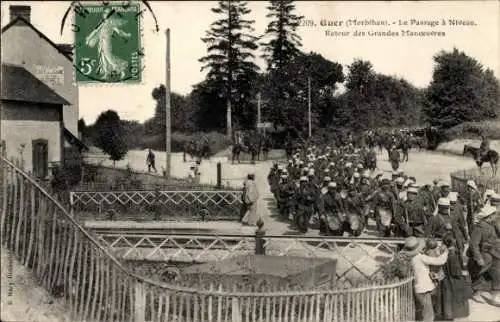 Ak Guer Morbihan, Militärparade, Soldaten, Pferde, Schienenübergang, Wälder