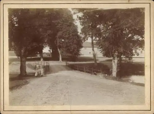 Foto Büstorf Rieseby in Schleswig Holstein, Straßenpartie, Kinder