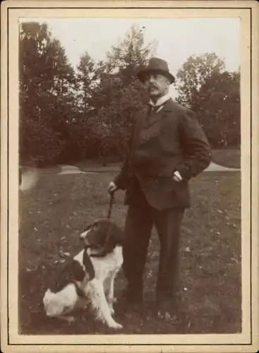 Foto Büstorf Rieseby in Schleswig Holstein, Onkel Heinrich Schmidt Hederich, Portrait mit Hund
