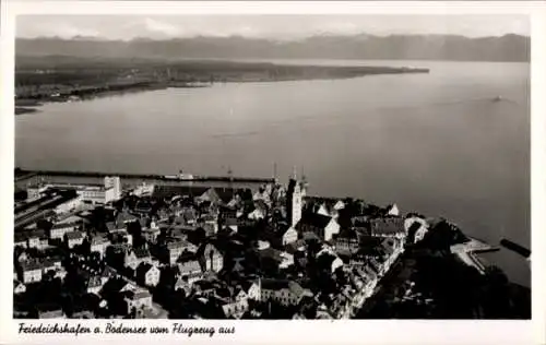Ak Friedrichshafen im Bodenseekreis, Fliegeraufnahme von Ort und See