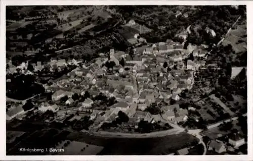 Ak Königsberg in Bayern Unterfranken, Luftaufnahme von Königsberg, viele Häuser, grüne Landschaft