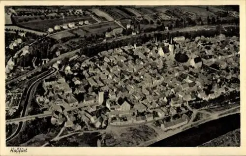 Ak Haßfurt Unterfranken, Luftaufnahme von  viele Häuschen, Kirche sichtbar