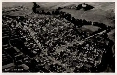 Ak Saal an der Saale Unterfranken Bayern, Luftaufnahme von  Vielzahl von Dächern, Landschaft
