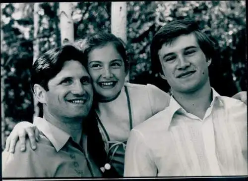 Foto Kommandant der Raumsonde Sojus 21, Kosmonaut Boris Wolynow mit Sohn Andrej, Tochter Tatjana