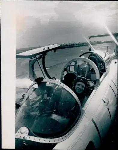 Foto Kommandant Raumschiff Sojus 17, Kosmonaut Alexei Gubarew in einem Trainingsflugzeug, 1975
