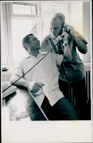 Foto Schesqasghan, Kosmonaut P. R. Popowitsch, J. P. Artjuchin, Telefonat nach dem Raumflug, 1974
