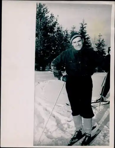 Foto Kosmonaut Wladimir Komarow beim Skitraining, 1964