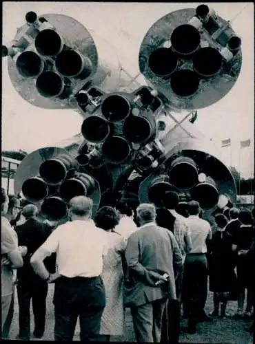 Foto Sowjetische Ausstellung in Ungarn, Trägerrakete des Raumschiffs Wostok, Besucher, Budapest 1967