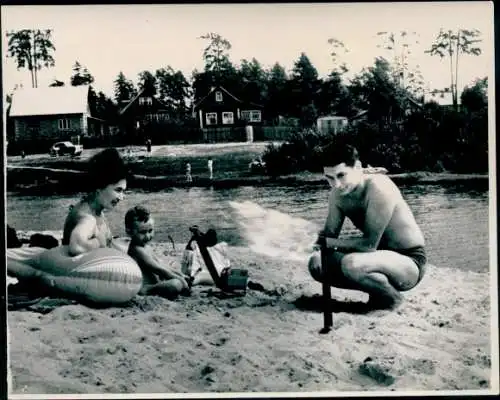 Foto Kosmonaut Boris B. Jegorow, mit Frau und Sohn