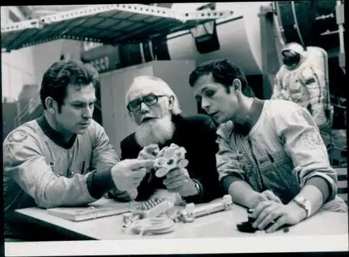 Foto Kosmonauten W. Kowaljonok und W. Sawinych besprechen ein Weltraum-Experiment