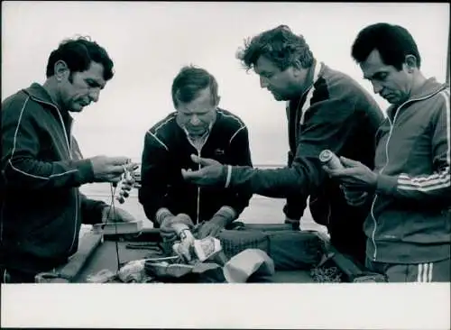 Foto Kosmonauten Juri W. Malyschew, J. L. Chretien, I. W. Dawidow, A. S. Iwantschenkow, Training