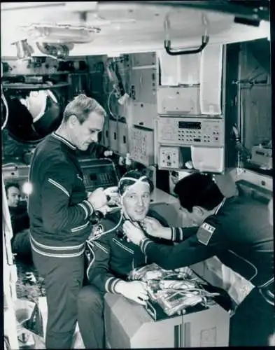 Foto Kosmonaut Wladimir Dschanibekow, Jean Loup Chretien, Alexander Iwantschenkow, Saljut Simulator