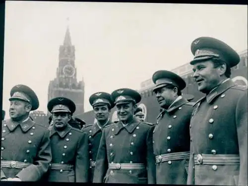 Foto Moskau, Kosmonaut-Piloten Leonow, Nikolajew, Schudow, Roschdestwenski, Beregowoi, Schatalow