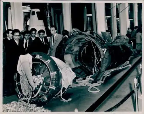 Foto Ausstellung Moskau, Pavillon Akademie der Wissenschaften, Behälter der Rakete A3, Fallschirm