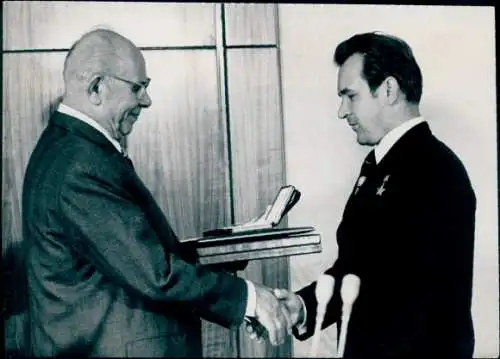 Foto Auszeichnung Sowjetischer Kosmonauten, Kosmonaut W. N. Kubassow, 1975