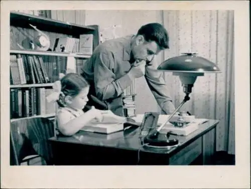 Foto Kosmonaut Wladimir Komarow mit seiner Tochter Irina, am Schreibtisch, 1964