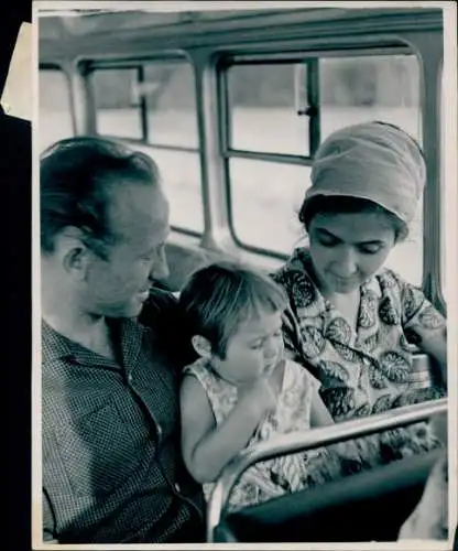 Foto Kosmonaut Alexei Leonow, mit Frau und Tochter, Wiktoria, Swetlana, im Autobus, 1965
