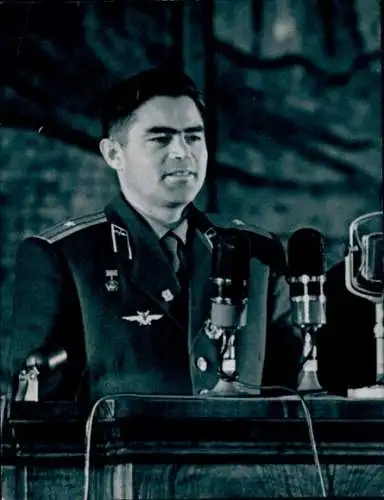 Foto Pressekonferenz nach dem Flug von Wostok 3 und Wostok 4, Kosmonaut Andrian Nikolajew, 1962
