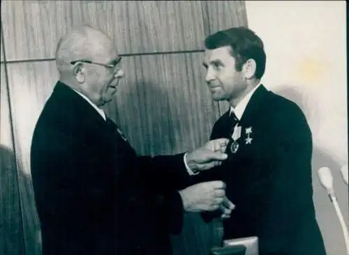 Foto Auszeichnung Sowjetischer Kosmonauten 1973, Kosmonaut O. G. Makarow, Sojus 12