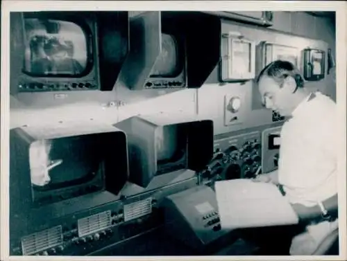Foto Ausbildung sowjetischer Kosmonauten in Weltraum-Simulationskammer, Überwachung Fernsehanlage