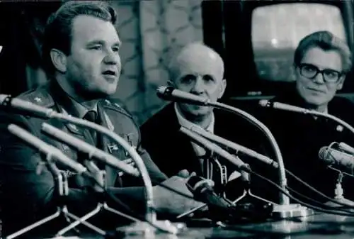 Foto Sojus, Pressekonferenz nach der Landung, Kosmonaut Wladimir Schatalow