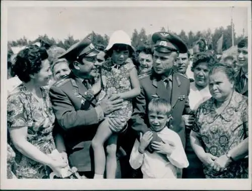 Foto Kosmonauten P. R. Popowitsch, J. P. Artjuchin, nach dem Weltraumflug mit ihren Familien, 1974