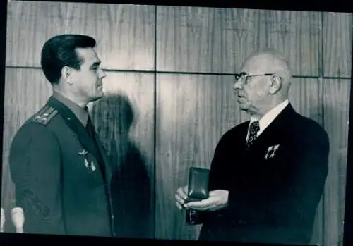 Foto Auszeichnung sowjetischer Kosmonauten 1973, Sojus 12, Kosmonaut O. G. Makarow, Podgorny