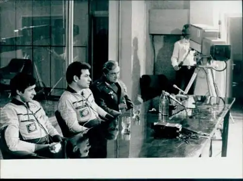 Foto Kosmodrom Baikonur, Pressekonferenz 1981, Kosmonaut Kowaljonok, Sawinych, Sojus T-4