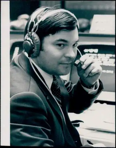 Foto Sojus-Apollo-Programm 1975, Juri Romanenko im Training im Kommunikationszentrum