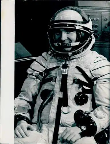 Foto Kosmonaut Pjotr Iljitsch Klimuk im Raumanzug