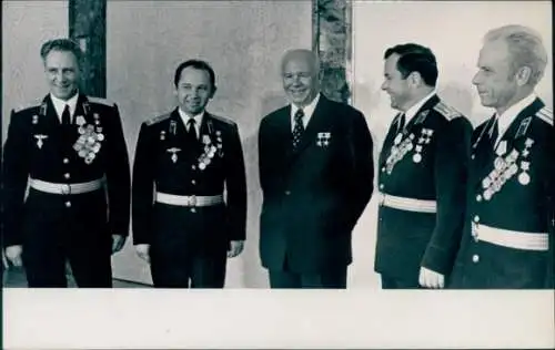 Foto Vorsitzender Podgorny, Auszeichnung Kosmonauten Popowitsch, Artjuchin, Sarafanow, Djomin