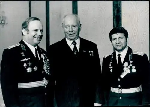Foto Vorsitzender Podgorny, Auszeichnung Kosmonauten W. Gorbatko, J. Glaskow, 1977