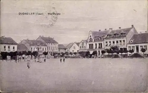 Ak Dudweiler Saarbrücken im Saarland, DUDWEILER (Saar), Marktplatz,  Gebäude, Menschen, Platz