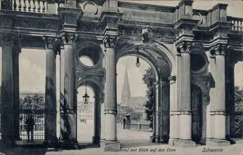 Ak Schwerin in Mecklenburg, Schlossportal, Blick auf den Dom