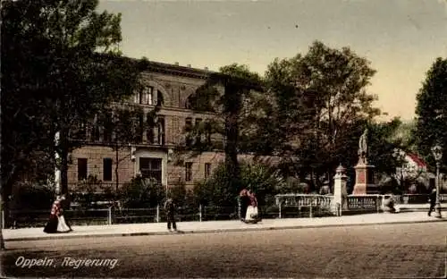 Ak Opole Oppeln Schlesien, Gebäude, Statue, Spaziergänger, Bäume, Straße