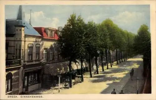 Ak Ginneken Breda Nordbrabant Niederlande, Eine lange, gerade Straße mit Bäumen, die von zwei-...