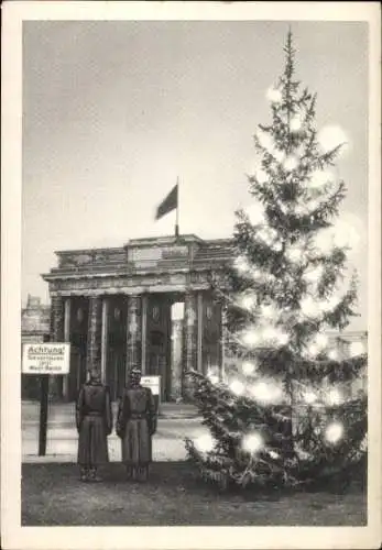 Ak Berlin, Brandenburger Tor, Weihnachtsbaum, West Berliner Grenzpolizei