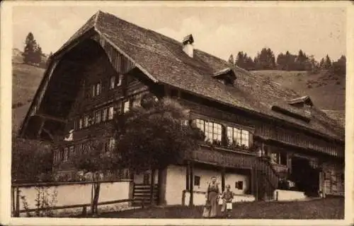 Ak Diemtigen Kanton Bern Schweiz, Schweizer Bauernhaus, Familie, ländliche Umgebung, tradition...