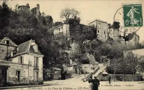 Ak Vendôme Loir et Cher, Vorderseite: Platz des Schlosses, Castle Ruins, zwei Personen