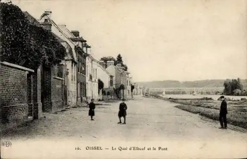 Ak Oissel Seine Maritime, Straße mit Häusern, zwei Kinder, Mann am Ufer, Fluss und Brücke im H...