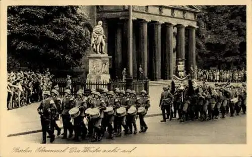 Ak Berlin Tiergarten, Militärparade, Soldaten mit Trommeln, Kolonnade, Statue, Menschenmenge